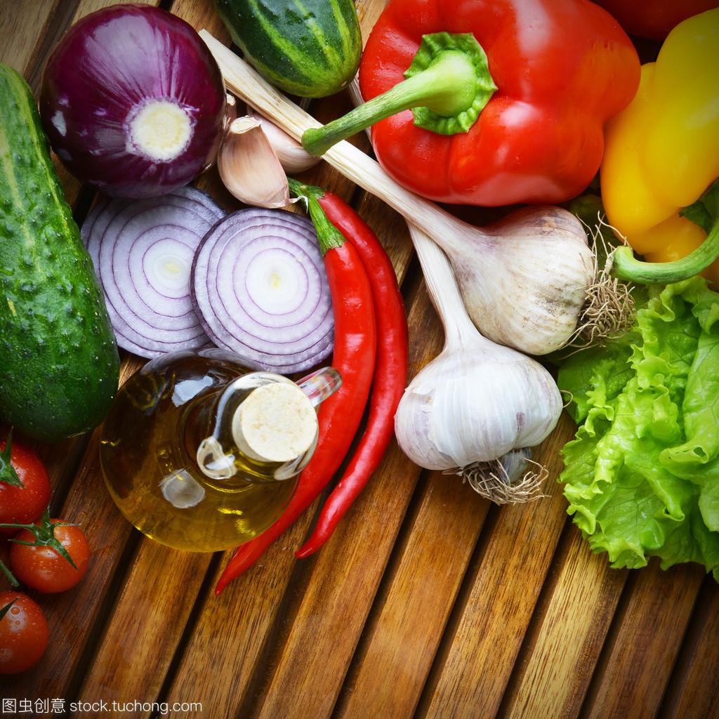 新鮮的蔬菜和橄欖油